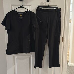 Wonderwink scrub set. Womens top small. Womens bottoms medium/petite